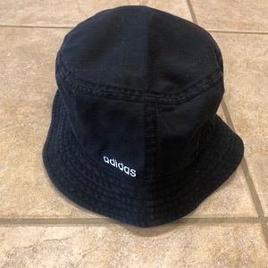 Adidas essential bucket hat
